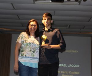 Prêmio de Melhor Diretor 1º ano - Rafael Jacobs, entregue pela Orientadora Janaina Herborn 