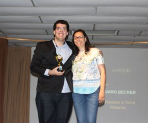 Prêmio de Melhor Diretor 3º ano - Álvaro Guglielmin Becker, entregue pela Orientadora Janaina Herborn — em Colégio Santa Doroteia.