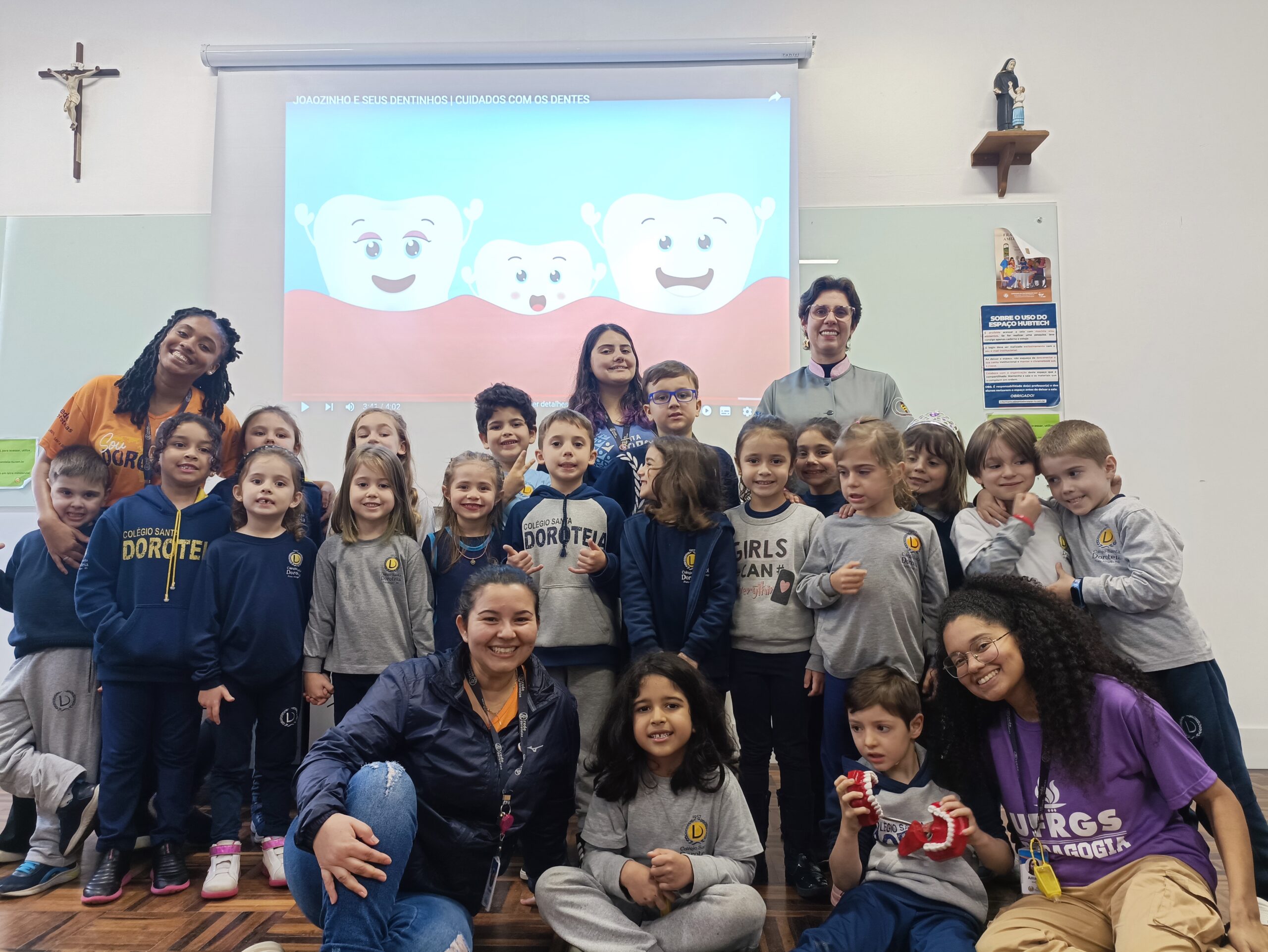 Crianças do Jardim B3, professoras e a dentista convidada posam para a foto. Há meninas e meninos e estão agrupados.